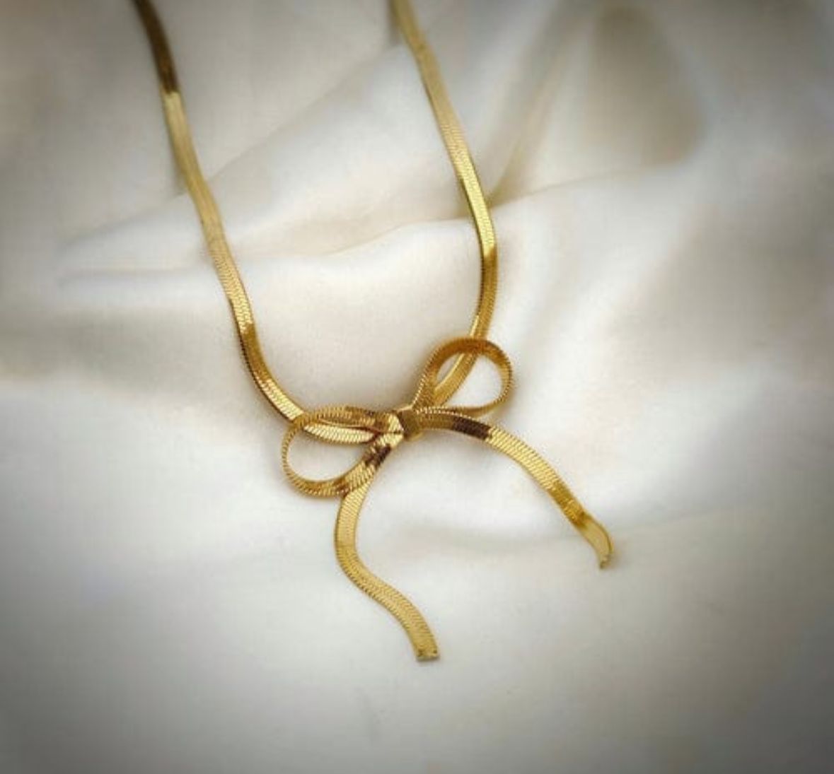 Bow necklace